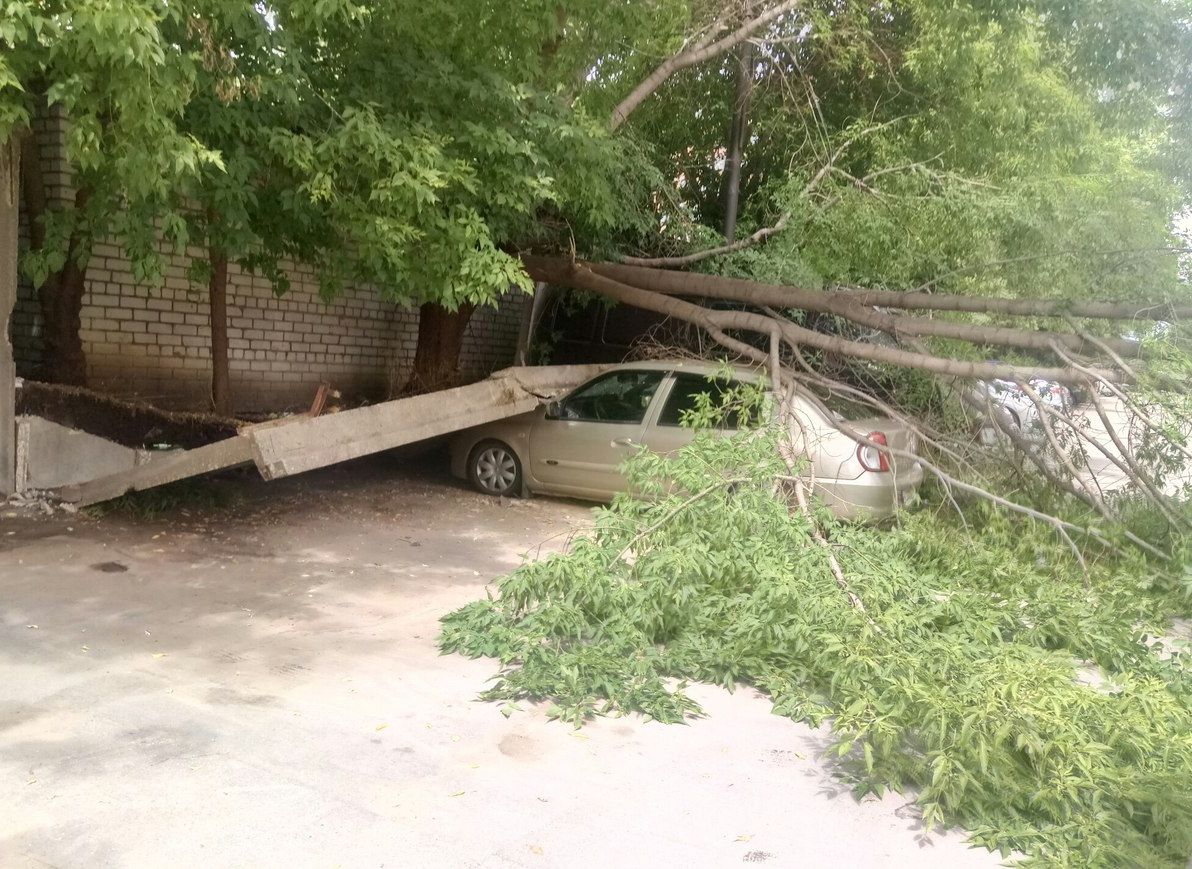 Фото: в Рязани бетонный забор рухнул на автомобиль
