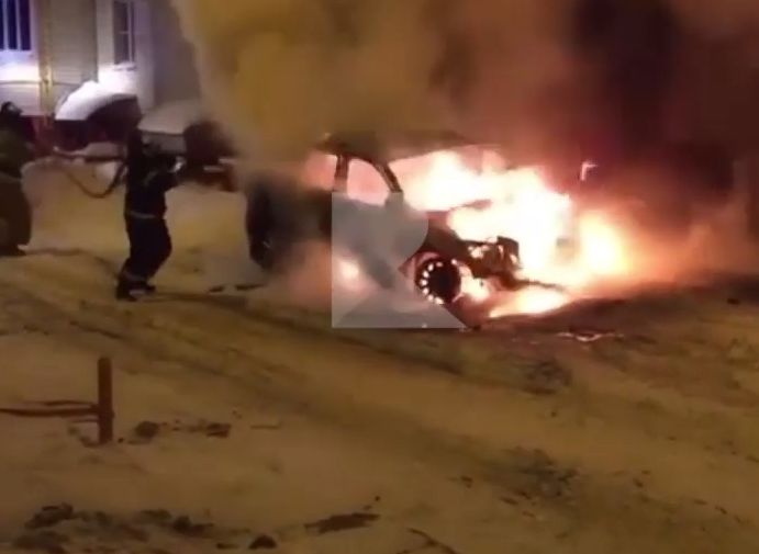 При возгорании автомобиля в Канищеве огнем был поврежден балкон на первом этаже