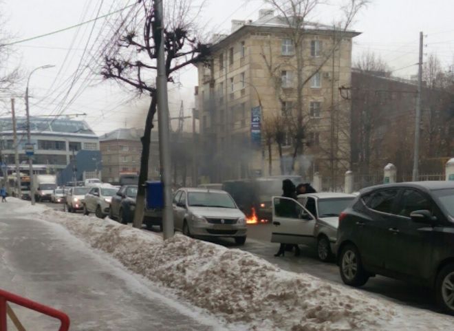 Загоревшийся на улице Дзержинского автомобиль попал на видео