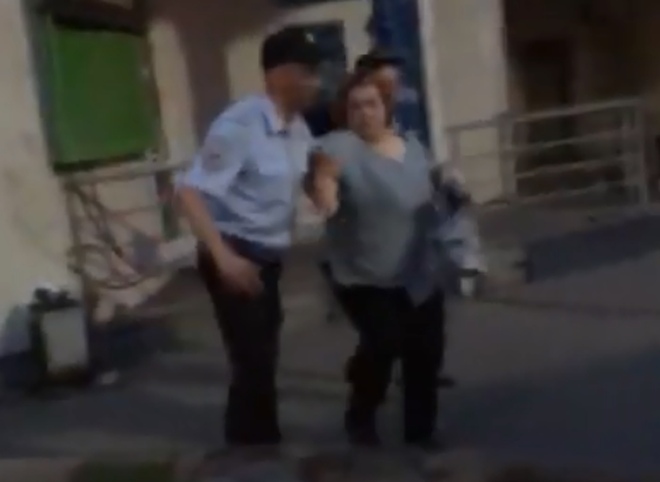 На улице Новоселов полиция задержала пьяную дебоширку (видео)