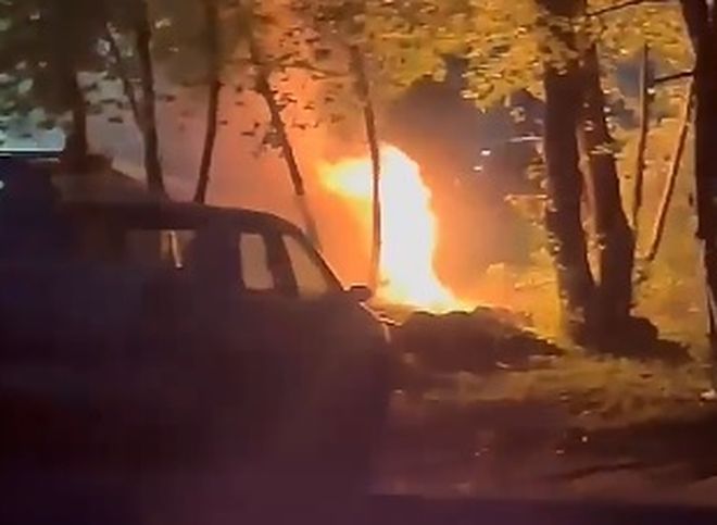 На улице Ленинского Комсомола сгорела машина