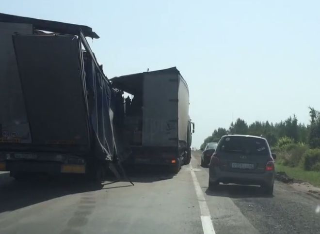 На трассе М5 под Рязанью столкнулись два грузовика
