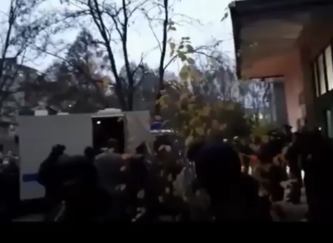 Убившего ребенка жителя Железногорска встретила разгневанная толпа (видео)