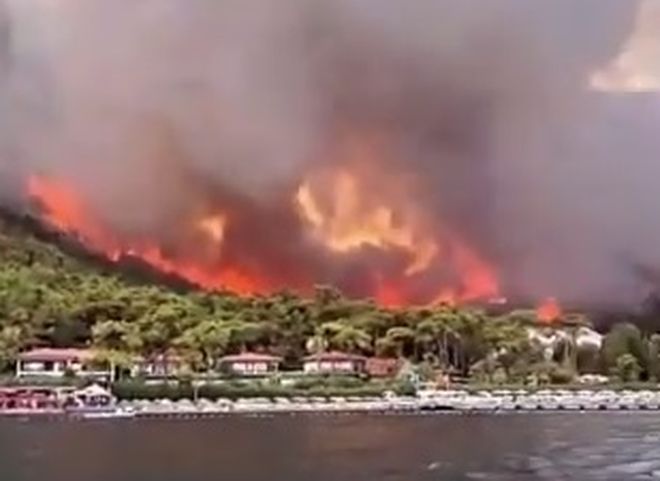 В Мармарисе из-за лесных пожаров из отелей эвакуируют туристов