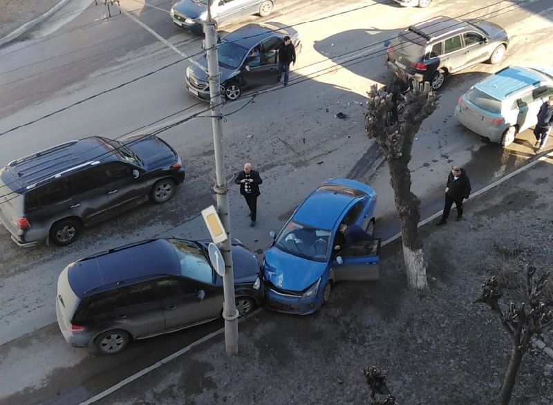 На улице Циолковского лоб в лоб столкнулись две иномарки