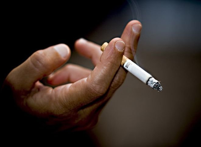 Почти каждый второй мужчина в России курит