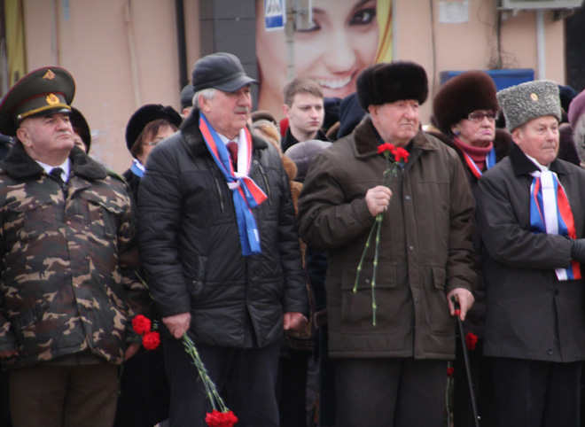 Депутаты регионального парламента почти память погибших в Сталинградской битве
