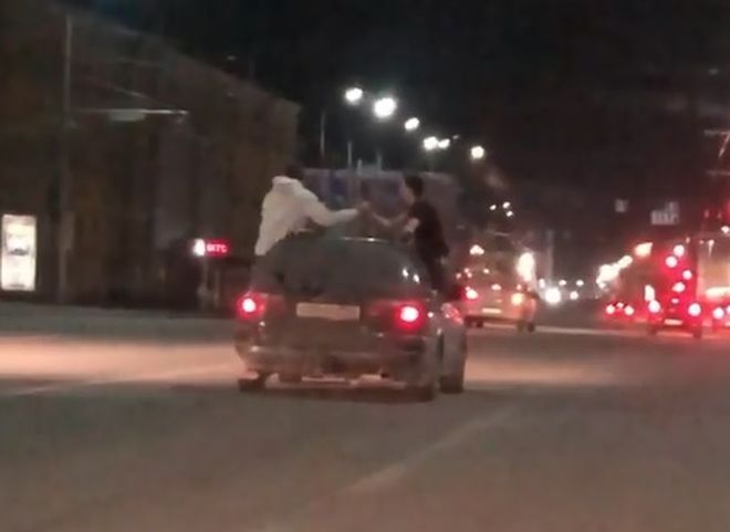 В центре Рязани засняли молодых людей, веселящихся в автомобиле