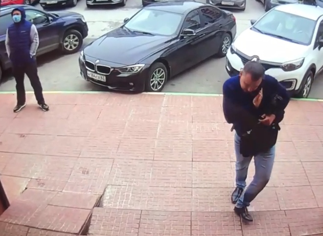 Момент нападения на рязанца в подъезде дома попал на видео