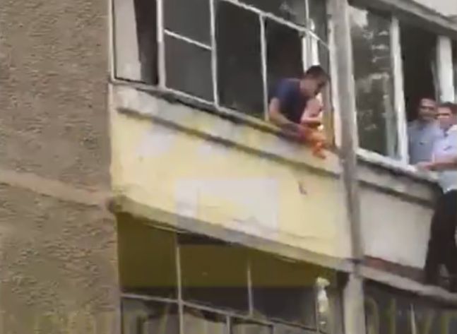 Видео: в Саранске мужчина угрожает выбросить младенца с балкона