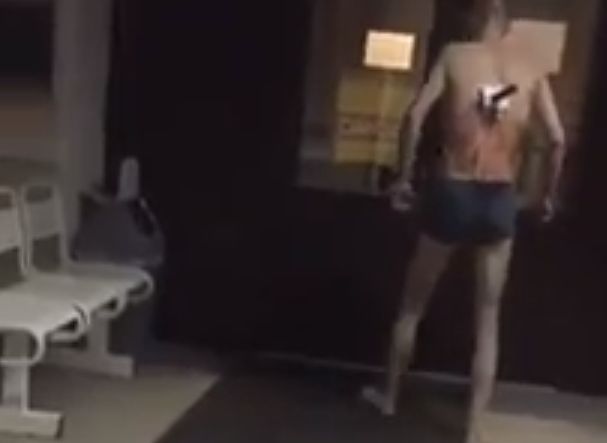 В больнице Зеленодольска мужчина с ножом в спине вышел покурить (видео)