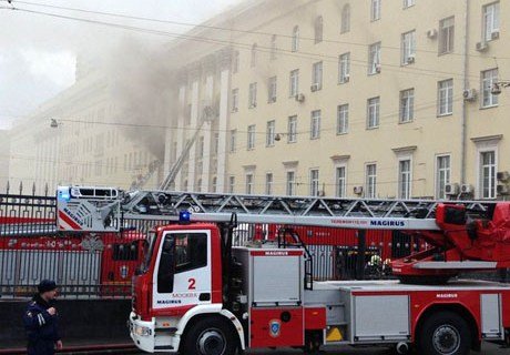 Из горящего здания Минобороны спасены 17 человек (видео)