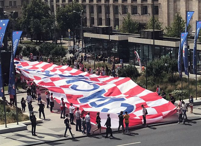 Хорватские болельщики развернули в центре Москвы флаг с благодарностью России