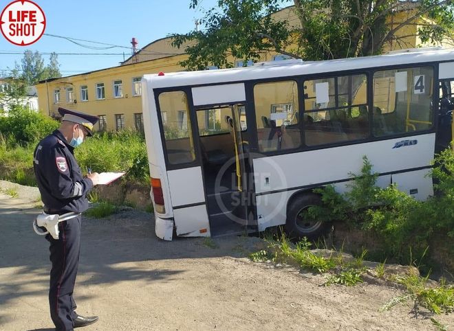 В Свердловской области автобус влетел в остановку, погибли шесть человек