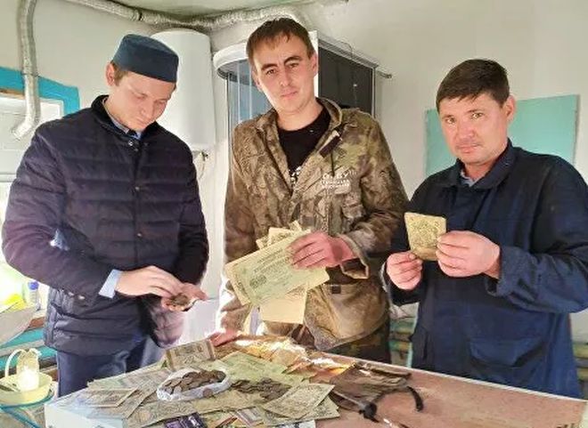 На Урале мужчина во время ремонта нашел в доме тайник со старинным кладом