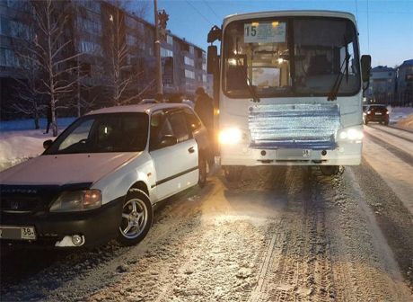 В Ангарске таксист протаранил автобус, чтобы спасти  ребенка
