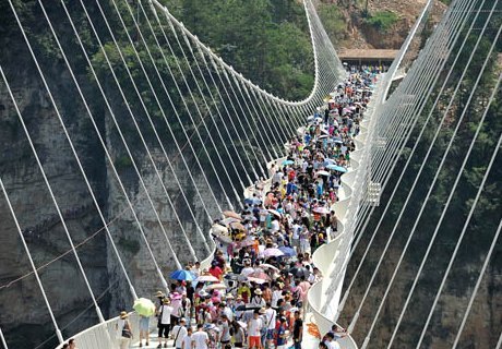 В Китае временно закрыли уникальный стеклянный мост