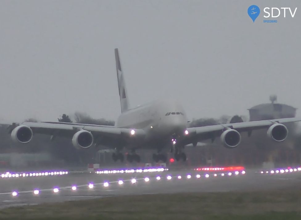«Вертолетная» посадка Airbus A380 в Лондоне попала на видео