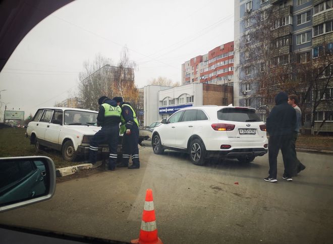 На улице Зубковой из-за аварии собралась пробка