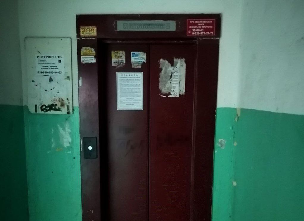 В десятиэтажке на Михайловском шоссе четвертый день не работает лифт
