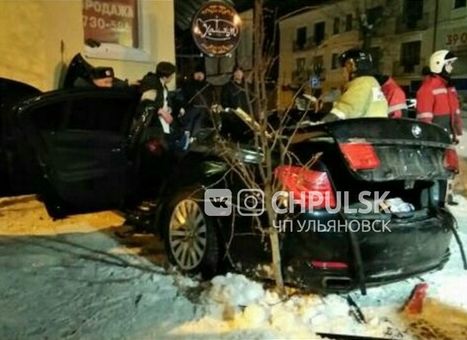В центре Ульяновска BMW врезался в здание, двое погибли (видео)