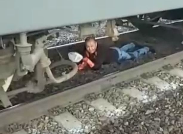 Буйного пассажира рязанской электрички, забравшегося под поезд, передали психиатрам