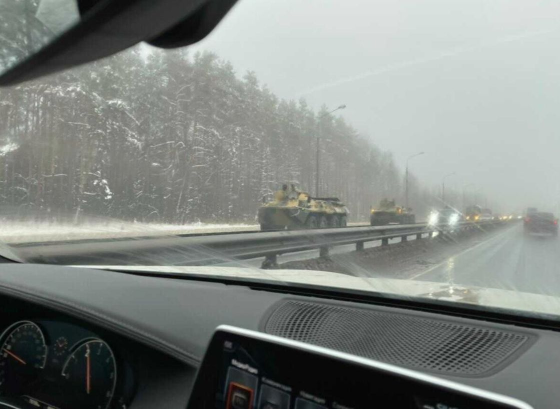 На подъезде к Москве заметили колонну бронетехники