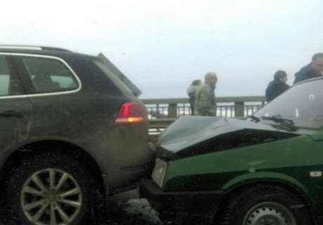 На мосту через Оку произошло ДТП с участием четырех машин