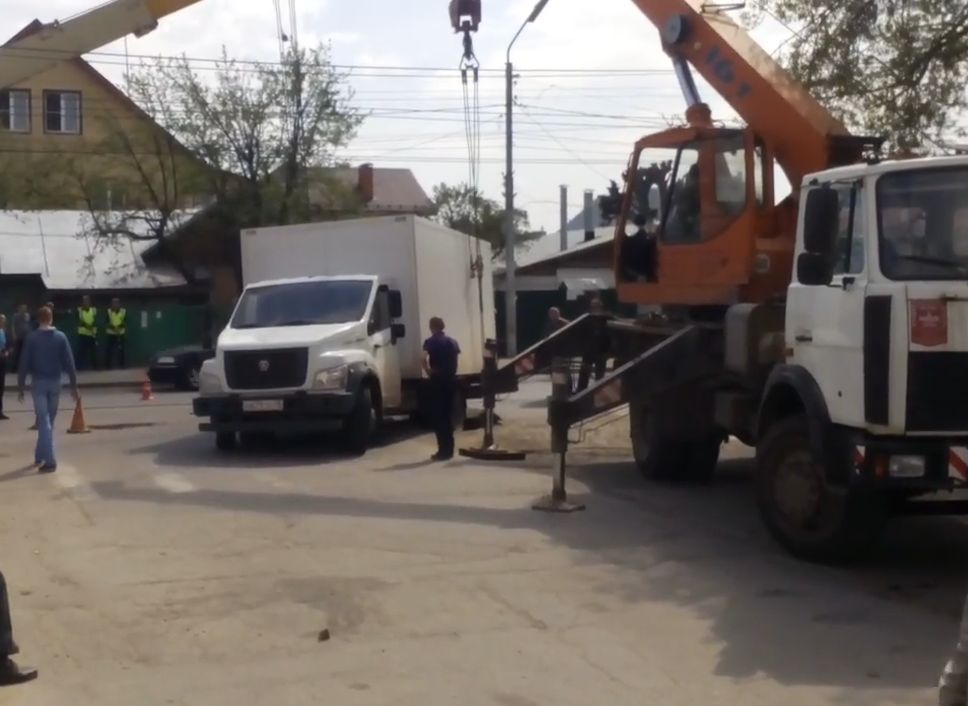 Видео: провалившийся на улице Новой грузовик достают из ямы