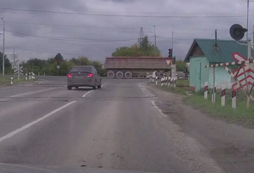 В Рязани Hyundai проехал на красный на ж/д переезде (видео)