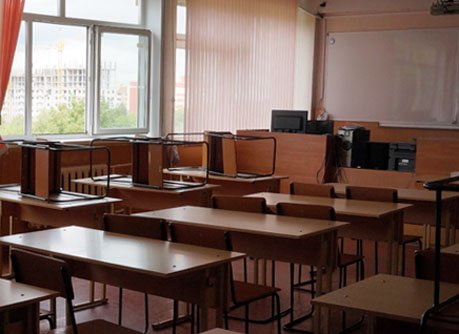 В Красноярске школьник бросил стул в лицо учителю