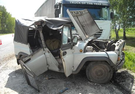 Два человека получили травмы при столкновении Iveco и УАЗ