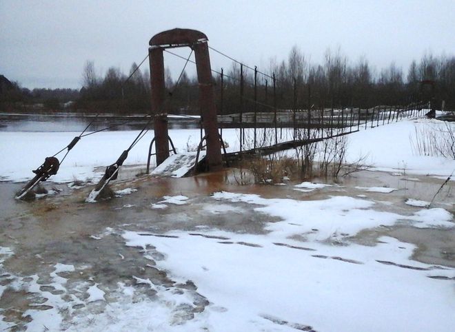 В Клепиковском районе затопило подвесной мост