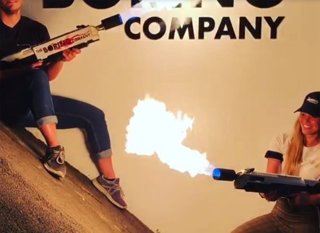 Маск начал продажу огнемета, который «спасет от зомби-апокалипсиса» (видео)