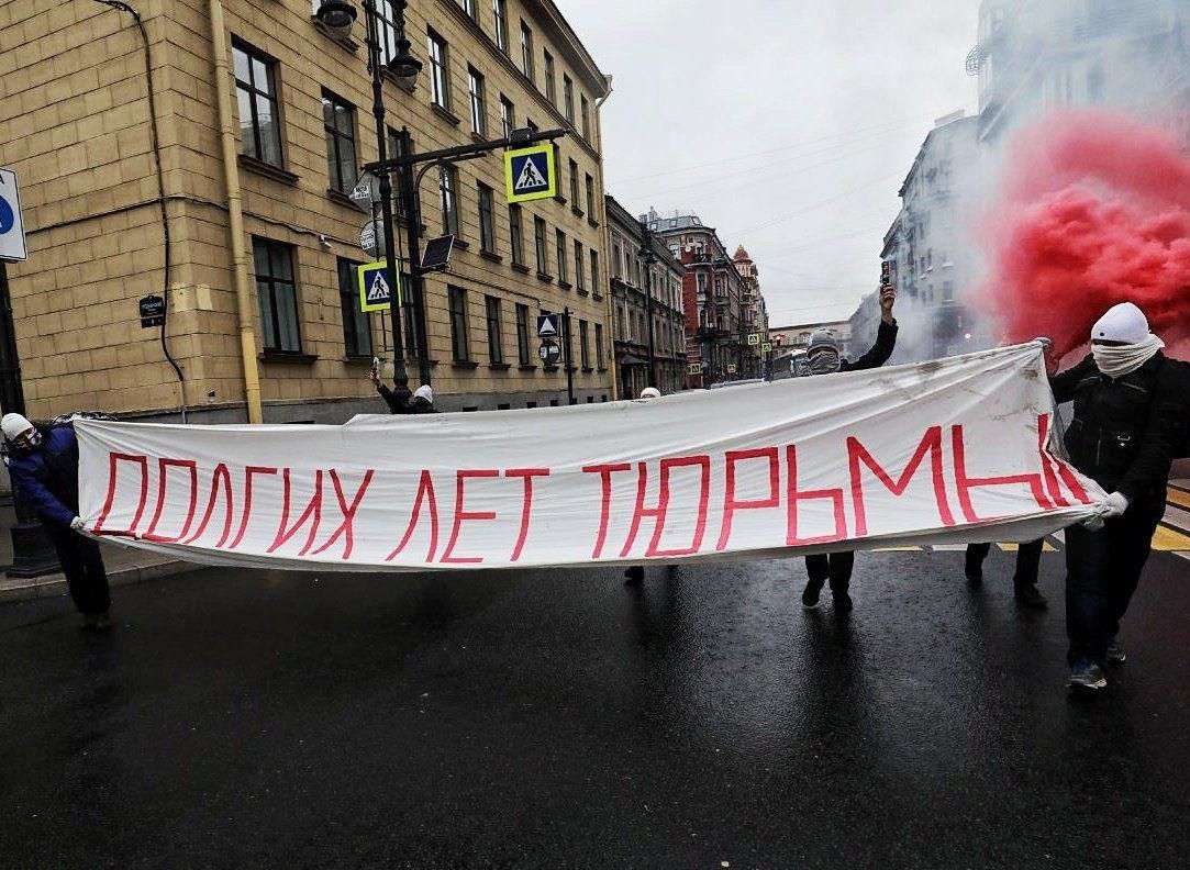 В Петербурге полиция задержала активистов, «поздравивших» Путина с днем рождения