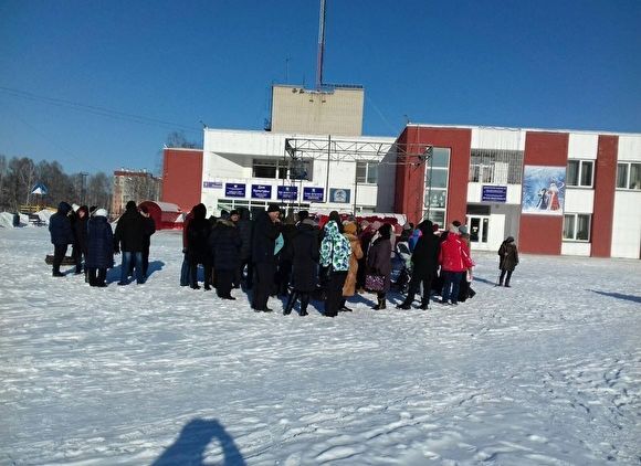 Жители поселка под Челябинском перекрыли дорогу и не пустили китайцев в карантинный центр