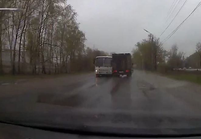 В Рязани автобус столкнулся с фургоном (видео)
