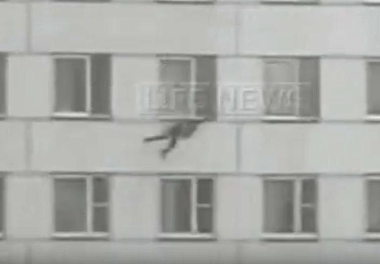Опубликовано видео падения бойца ОМОНа с 10-го  этажа