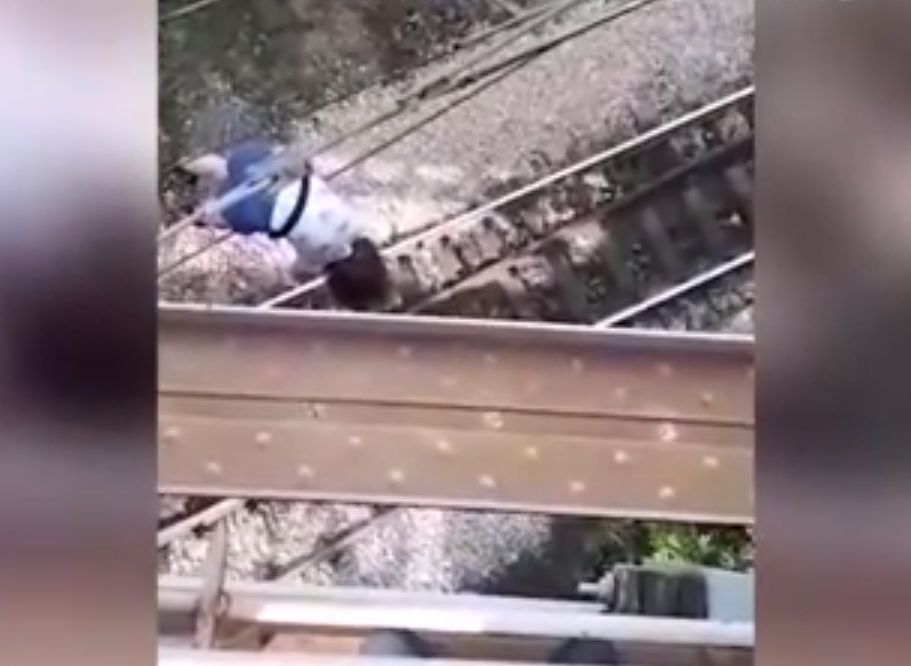 В Самаре девочка делала селфи на мосту и упала на провода (видео)