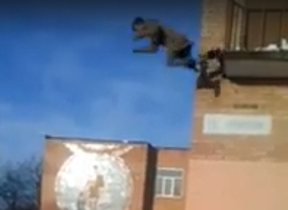 Видео: в Новомичуринске ребенок прыгает с балкона в сугроб