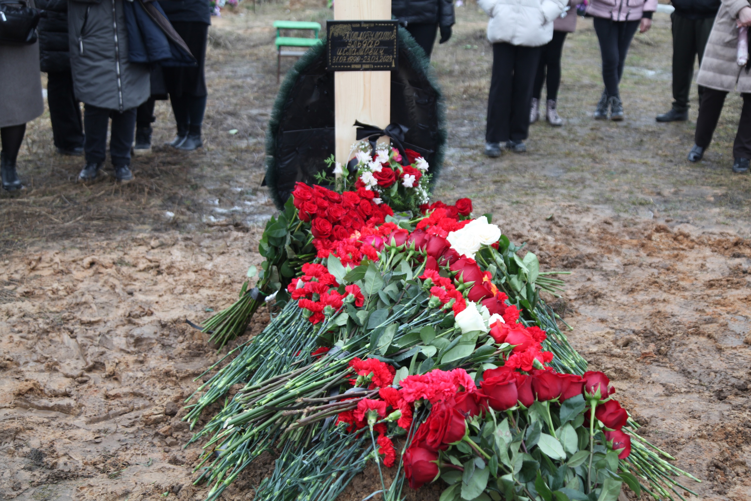 Кредит погибшего участника сво. Прощание с погибшим на Украине. Могилы погибших на Украине.