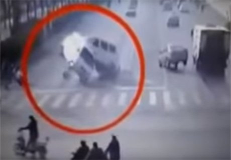 В Китае неизвестная сила опрокинула автомобиль (видео)