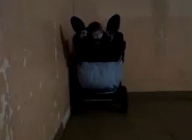 Видео: в шацком общежитии подросток забрался в коляску для грудного ребенка