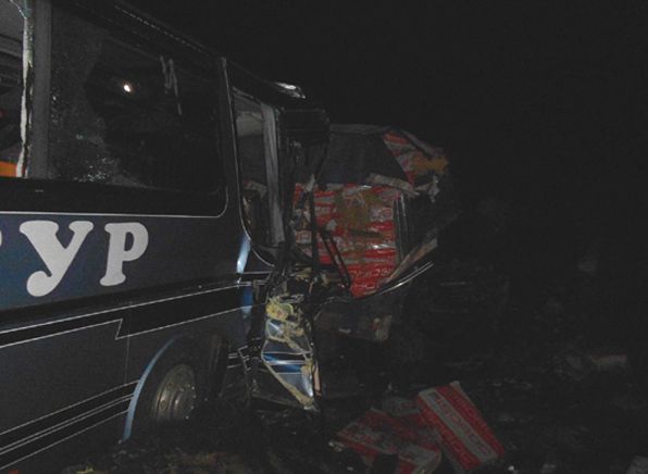 Врачи борются за жизнь водителя грузовика, въехавшего в автобус под Рязанью