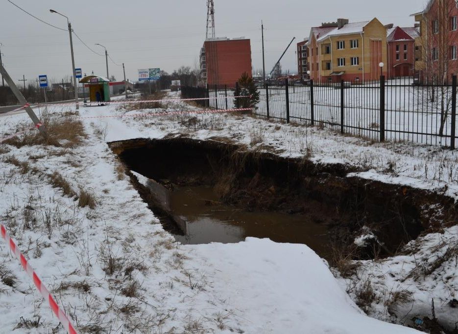 В селе Дядьково образовался 20-метровый провал