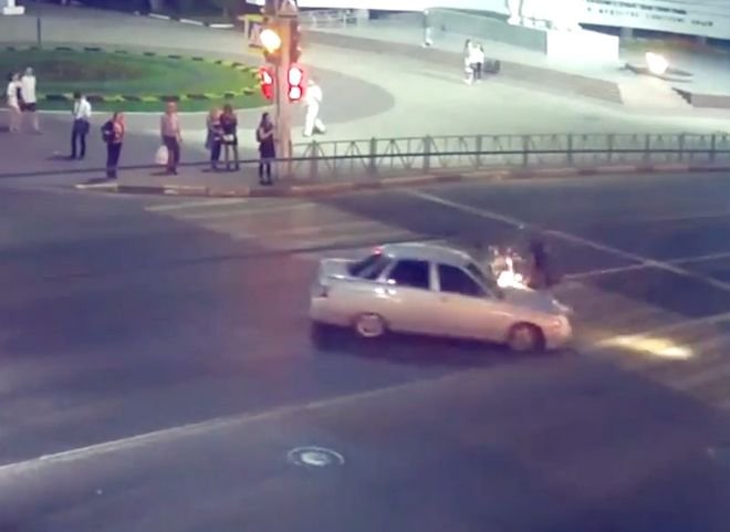 Наезд на мотоциклиста на площади Победы попал на видео