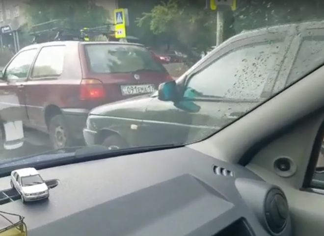 В массовом ДТП на улице Дзержинского пострадала женщина