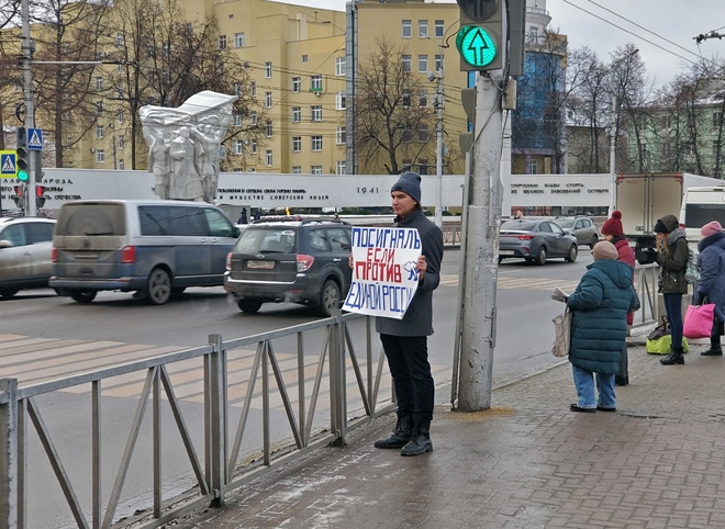 В центре Рязани прошел одиночный пикет против «Единой России»