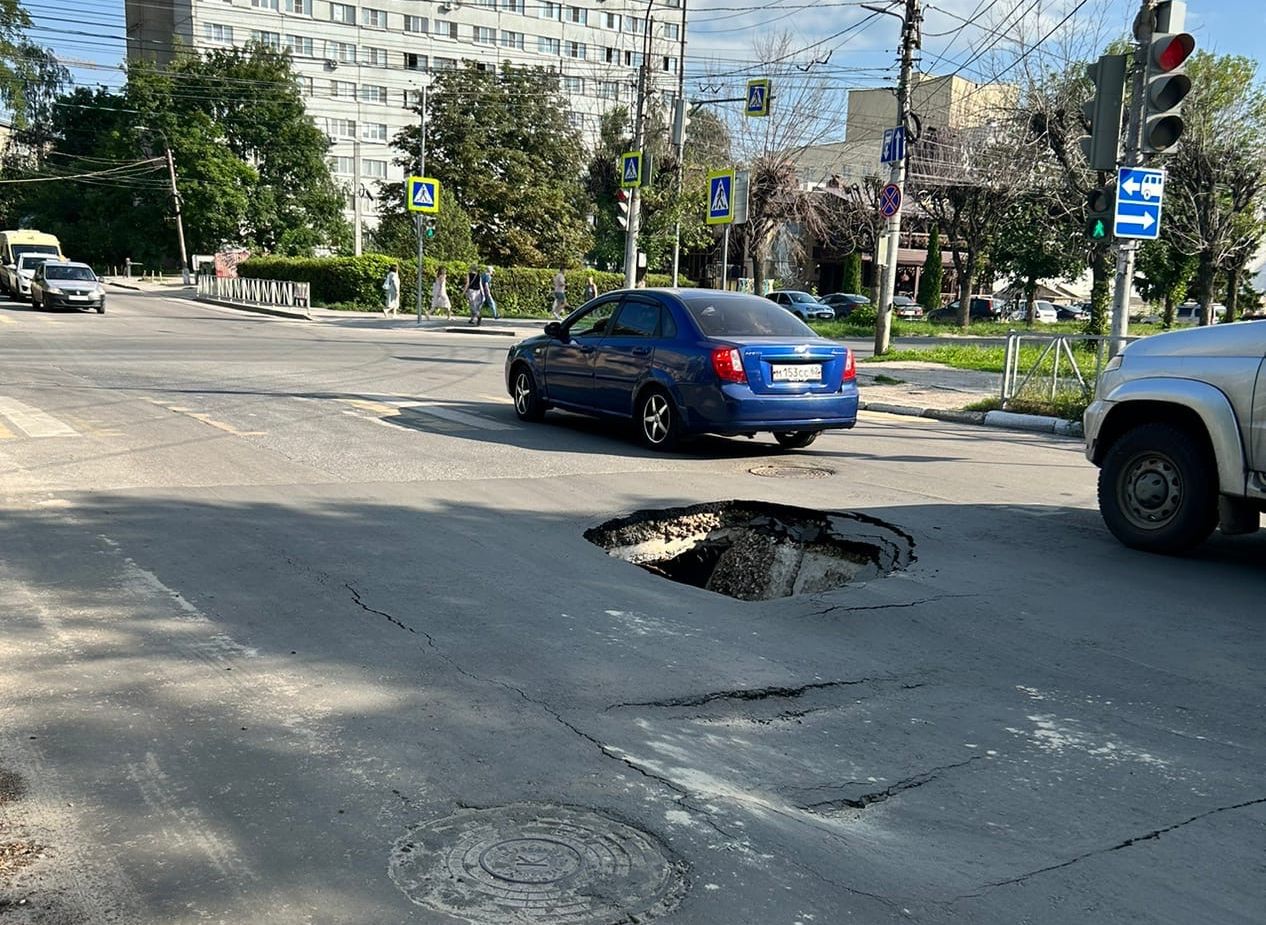 На улице Садовой появилась огромная дыра в асфальте