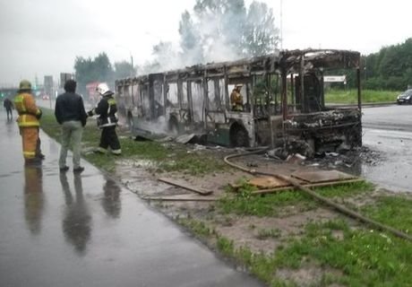 В Петербурге сгорел пассажирский автобус (видео)